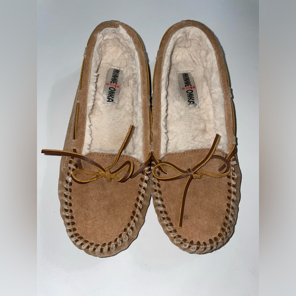 Minnetonka Sheepskin Hard sole Moccasin Size 9